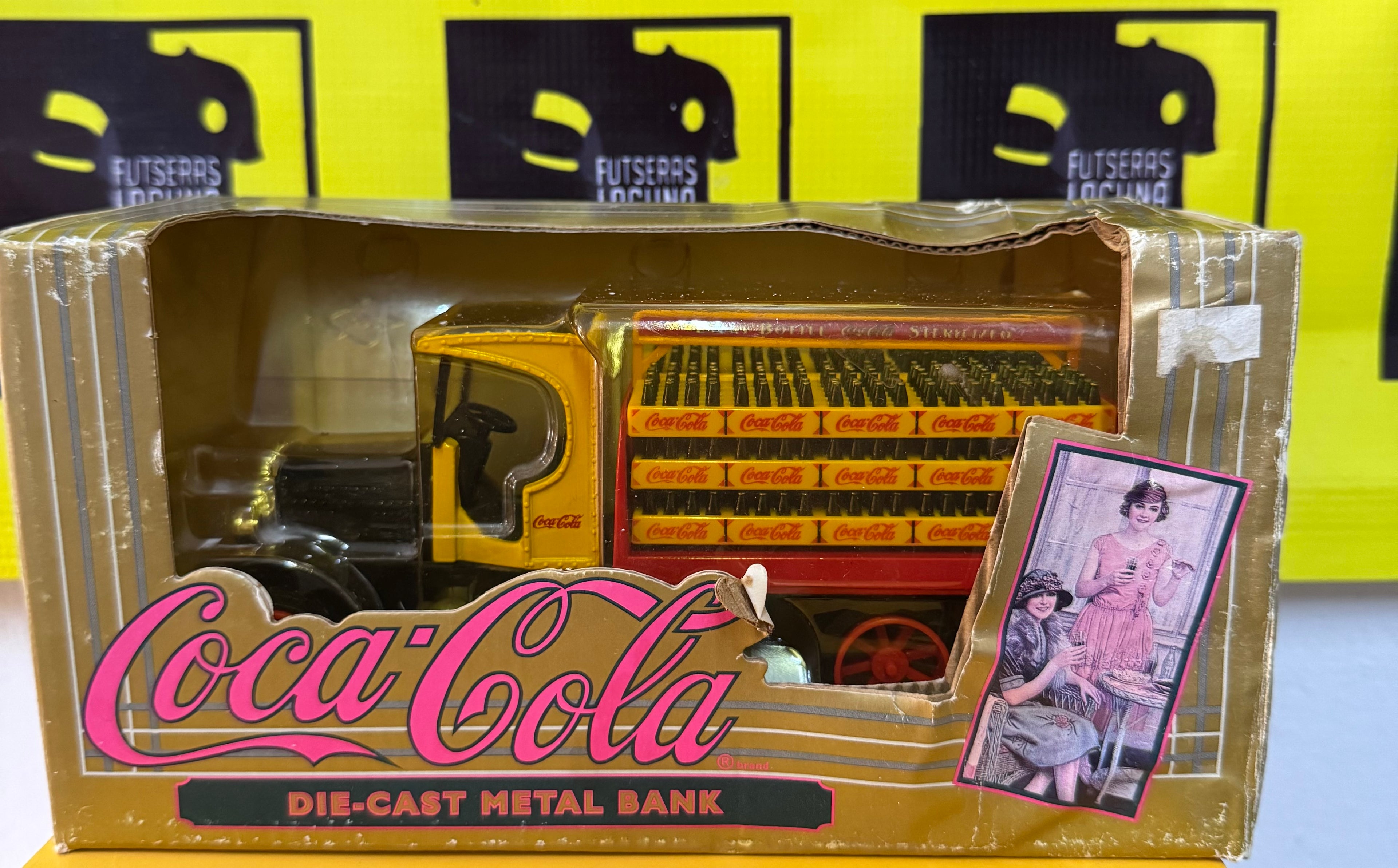 Camion con cajas de refresco coca-cola